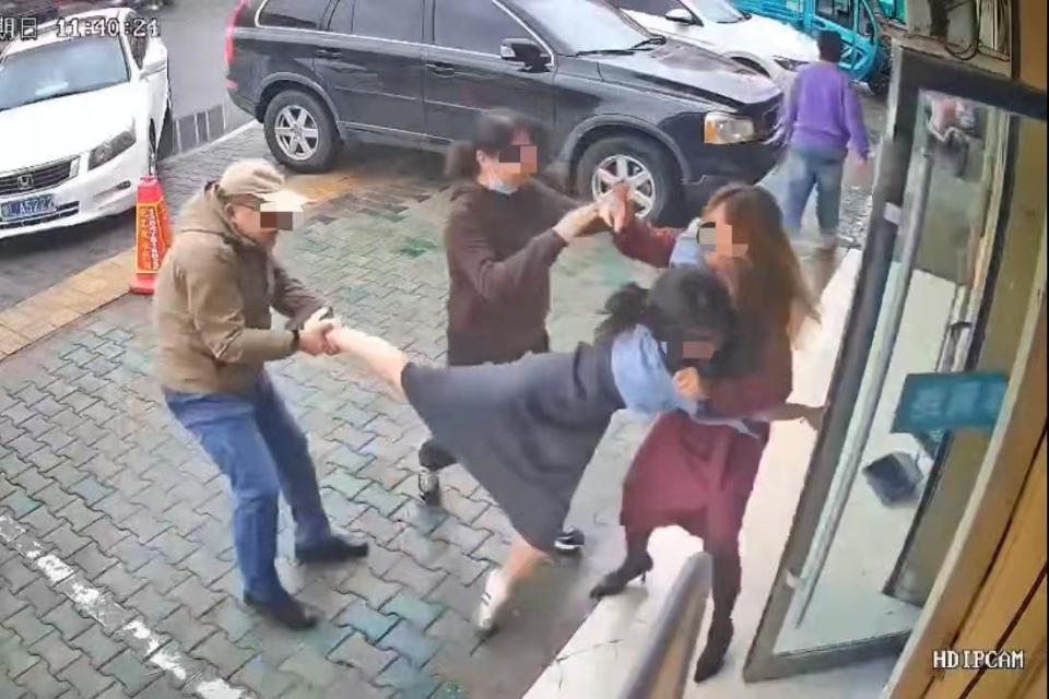 現金網：女子因瑣事糾紛被公職人員打骨折 民警：已立案 輕傷害檢方一般不批捕