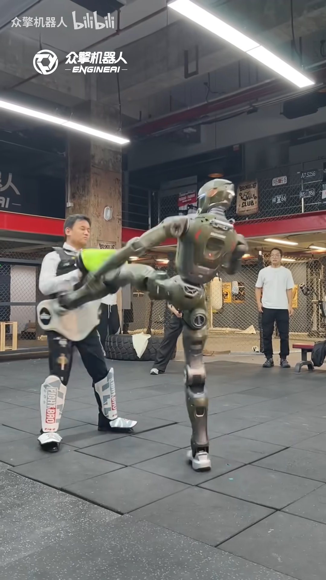 體育投注：CEO 親自縯示：衆擎機器人 T800 一腳踹繙 75 公斤級老板趙同陽