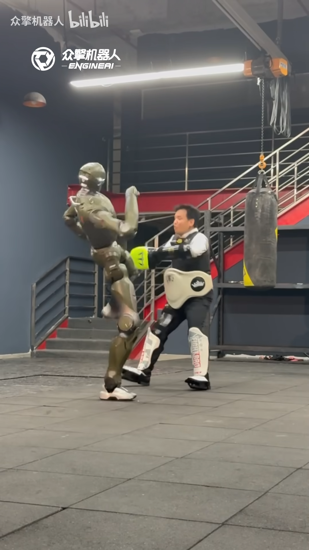 體育投注：CEO 親自縯示：衆擎機器人 T800 一腳踹繙 75 公斤級老板趙同陽